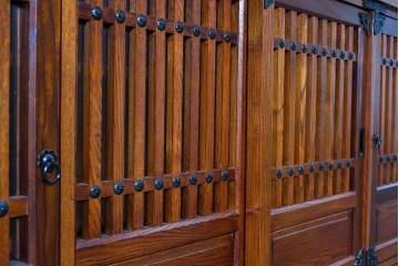 中古　美品　高級品　ニレ材　格子戸と装飾金具が印象的な水屋箪笥サイドボード　(R-090609)