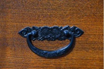 中古　美品　高級品　ニレ材　格子戸と装飾金具が印象的な水屋箪笥サイドボード　(R-090609)