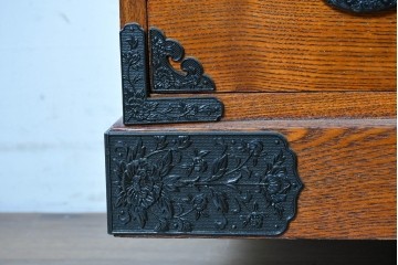 中古　美品　高級品　ニレ材　格子戸と装飾金具が印象的な水屋箪笥サイドボード　(R-090609)