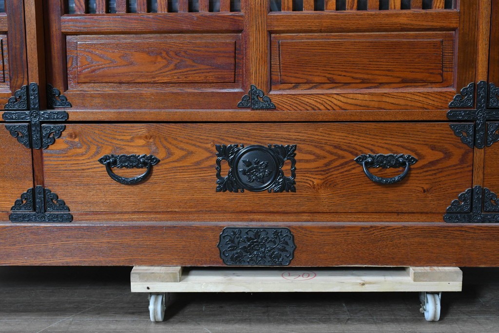 中古　美品　高級品　ニレ材　格子戸と装飾金具が印象的な水屋箪笥サイドボード　(R-090609)