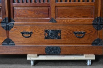 中古　美品　高級品　ニレ材　格子戸と装飾金具が印象的な水屋箪笥サイドボード　(R-090609)