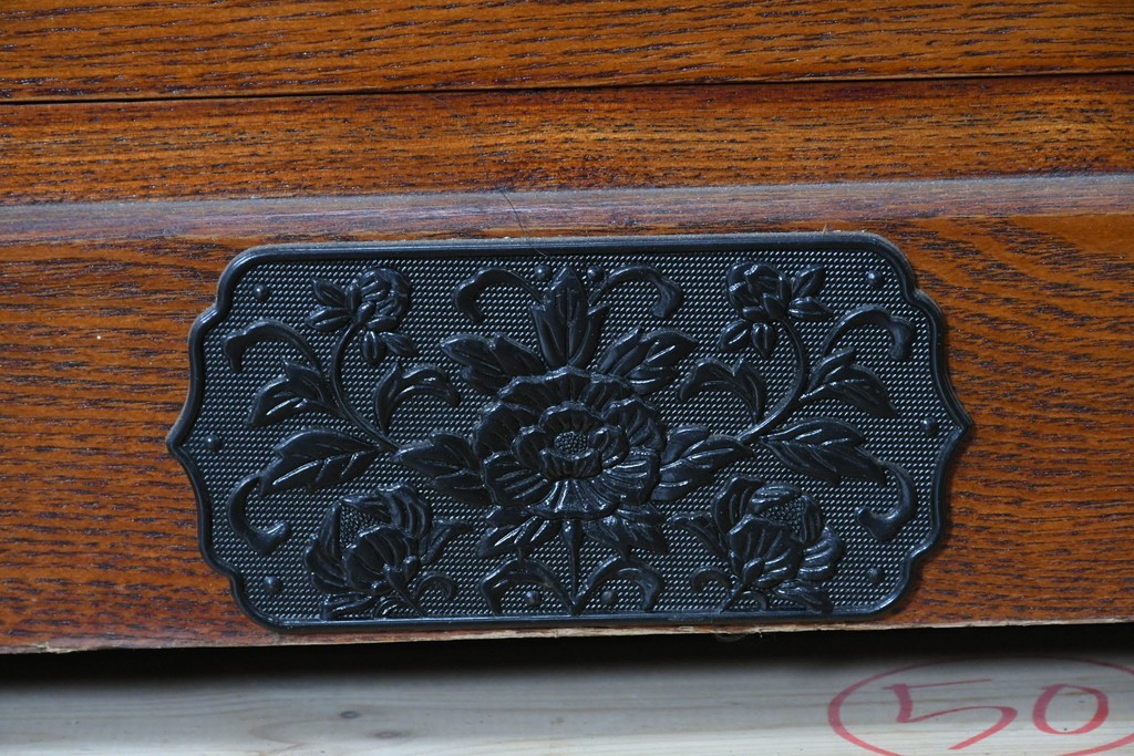 中古　美品　高級品　ニレ材　格子戸と装飾金具が印象的な水屋箪笥サイドボード　(R-090609)