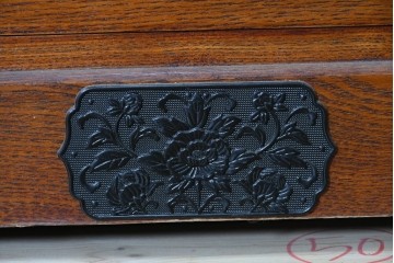 中古　美品　高級品　ニレ材　格子戸と装飾金具が印象的な水屋箪笥サイドボード　(R-090609)