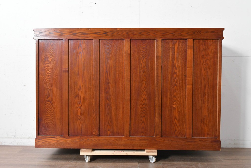 中古　美品　高級品　ニレ材　格子戸と装飾金具が印象的な水屋箪笥サイドボード　(R-090609)