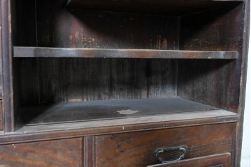 和製アンティーク　昭和初期　欅(ケヤキ)材・檜(ヒノキ)材　波打つ棚板が軽やかな表情を添える茶棚　(R-090611)