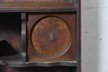和製アンティーク　昭和初期　欅(ケヤキ)材・檜(ヒノキ)材　波打つ棚板が軽やかな表情を添える茶棚　(R-090611)