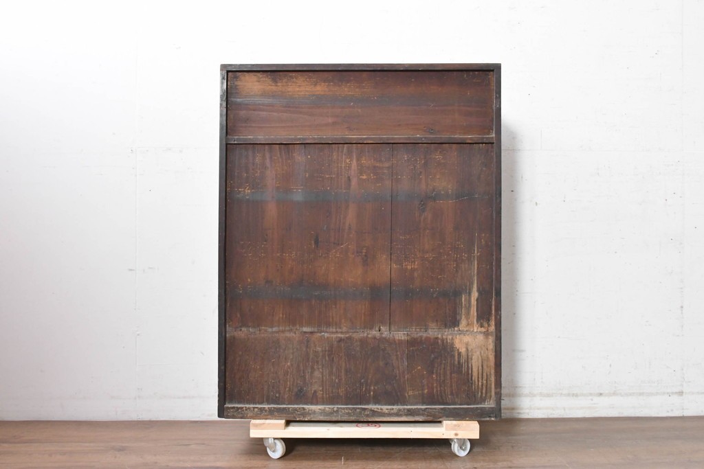 和製アンティーク　昭和初期　欅(ケヤキ)材・檜(ヒノキ)材　波打つ棚板が軽やかな表情を添える茶棚　(R-090611)