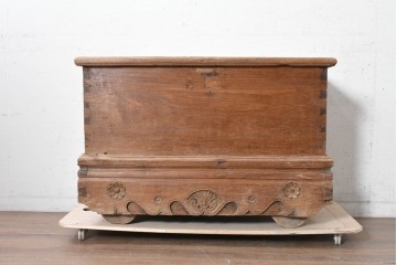 アジアンアンティーク　1900年から1930年頃　インドネシア　チーク材　素朴な風合いの車輪付きブランケットボックス　(R-090613)