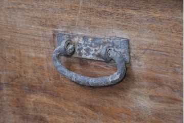 アジアンアンティーク　1900年から1930年頃　インドネシア　チーク材　素朴な風合いの車輪付きブランケットボックス　(R-090613)
