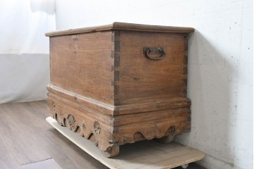 アジアンアンティーク　1900年から1930年頃　インドネシア　チーク材　素朴な風合いの車輪付きブランケットボックス　(R-090613)