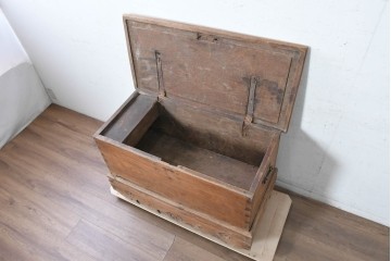 アジアンアンティーク　1900年から1930年頃　インドネシア　チーク材　素朴な風合いの車輪付きブランケットボックス　(R-090613)