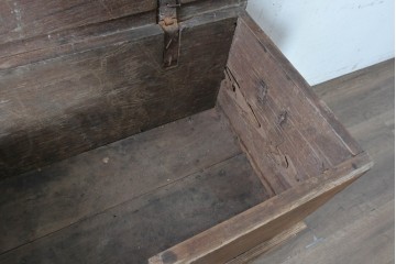 アジアンアンティーク　1900年から1930年頃　インドネシア　チーク材　素朴な風合いの車輪付きブランケットボックス　(R-090613)