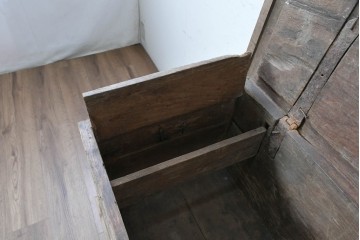 アジアンアンティーク　1900年から1930年頃　インドネシア　チーク材　素朴な風合いの車輪付きブランケットボックス　(R-090613)