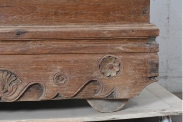 アジアンアンティーク　1900年から1930年頃　インドネシア　チーク材　素朴な風合いの車輪付きブランケットボックス　(R-090613)