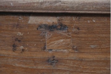 アジアンアンティーク　1900年から1930年頃　インドネシア　チーク材　素朴な風合いの車輪付きブランケットボックス　(R-090613)
