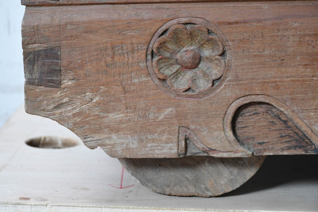 アジアンアンティーク　1900年から1930年頃　インドネシア　チーク材　素朴な風合いの車輪付きブランケットボックス　(R-090613)