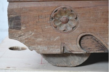 アジアンアンティーク　1900年から1930年頃　インドネシア　チーク材　素朴な風合いの車輪付きブランケットボックス　(R-090613)