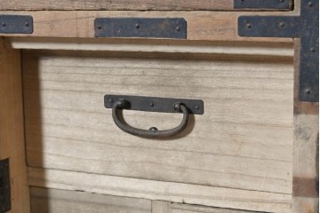 和製アンティーク　大正期　前面桐材　丸金具をあしらった風格ある重ね箪笥　(R-090614)