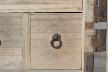 和製アンティーク　大正期　前面桐材　丸金具をあしらった風格ある重ね箪笥　(R-090614)
