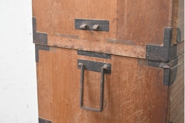 和製アンティーク　大正期　前面桐材　丸金具をあしらった風格ある重ね箪笥　(R-090614)