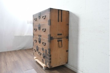 和製アンティーク　大正期　前面桐材　丸金具をあしらった風格ある重ね箪笥　(R-090614)