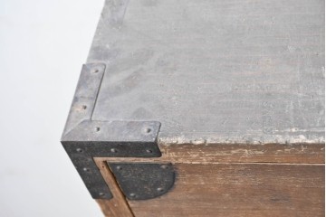 和製アンティーク　大正期　前面桐材　丸金具をあしらった風格ある重ね箪笥　(R-090614)