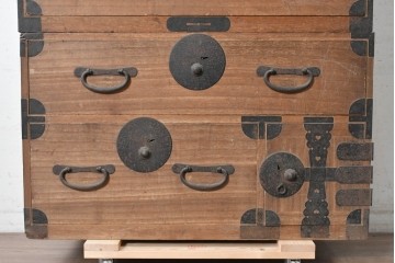 和製アンティーク　大正期　前面桐材　丸金具をあしらった風格ある重ね箪笥　(R-090614)
