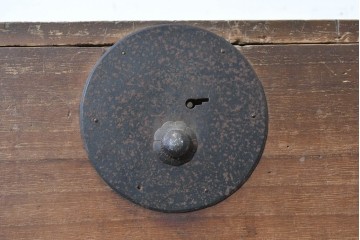 和製アンティーク　大正期　前面桐材　丸金具をあしらった風格ある重ね箪笥　(R-090614)