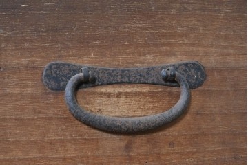 和製アンティーク　大正期　前面桐材　丸金具をあしらった風格ある重ね箪笥　(R-090614)