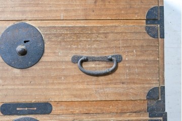 和製アンティーク　大正期　前面桐材　丸金具をあしらった風格ある重ね箪笥　(R-090614)