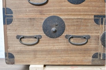 和製アンティーク　大正期　前面桐材　丸金具をあしらった風格ある重ね箪笥　(R-090614)