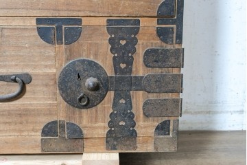 和製アンティーク　大正期　前面桐材　丸金具をあしらった風格ある重ね箪笥　(R-090614)
