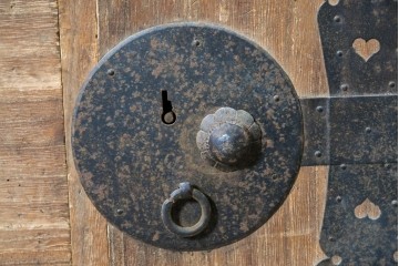 和製アンティーク　大正期　前面桐材　丸金具をあしらった風格ある重ね箪笥　(R-090614)