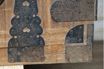 和製アンティーク　大正期　前面桐材　丸金具をあしらった風格ある重ね箪笥　(R-090614)