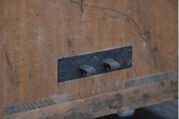 和製アンティーク　大正期　前面桐材　丸金具をあしらった風格あるローチェスト　(R-090615)