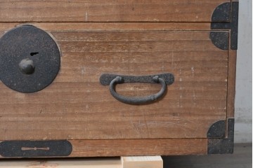 和製アンティーク　大正期　前面桐材　丸金具をあしらった風格あるローチェスト　(R-090615)