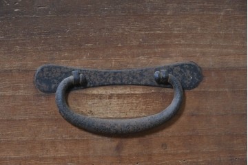 和製アンティーク　大正期　前面桐材　丸金具をあしらった風格あるローチェスト　(R-090615)
