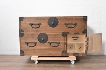 和製アンティーク　大正期　前面桐材　丸金具をあしらった風格あるローチェスト　(R-090616)