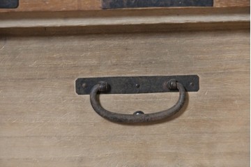 和製アンティーク　大正期　前面桐材　丸金具をあしらった風格あるローチェスト　(R-090616)