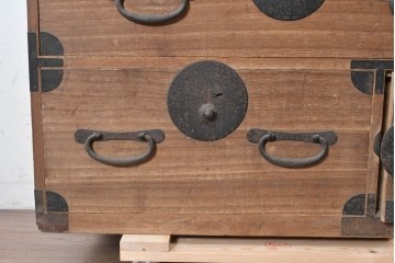 和製アンティーク　大正期　前面桐材　丸金具をあしらった風格あるローチェスト　(R-090616)