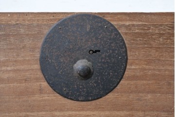 和製アンティーク　大正期　前面桐材　丸金具をあしらった風格あるローチェスト　(R-090616)