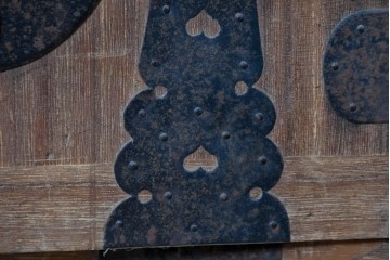 和製アンティーク　大正期　前面桐材　丸金具をあしらった風格あるローチェスト　(R-090616)