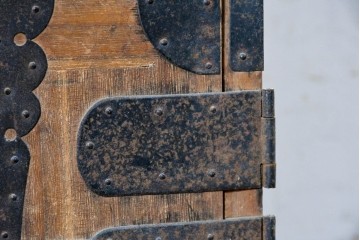 和製アンティーク　大正期　前面桐材　丸金具をあしらった風格あるローチェスト　(R-090616)