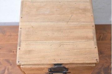 【簡易リペア限定品】　和製アンティーク　明治期から大正期　桐材　大小の引き出しと素朴な金具が味わい深い小引き出し　(R-090617)
