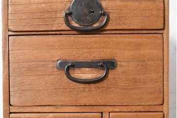 【簡易リペア限定品】　和製アンティーク　明治期から大正期　桐材　大小の引き出しと素朴な金具が味わい深い小引き出し　(R-090617)
