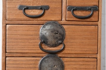 【簡易リペア限定品】　和製アンティーク　明治期から大正期　桐材　大小の引き出しと素朴な金具が味わい深い小引き出し　(R-090617)