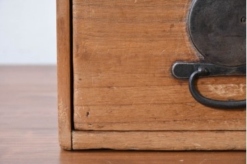 【簡易リペア限定品】　和製アンティーク　明治期から大正期　桐材　大小の引き出しと素朴な金具が味わい深い小引き出し　(R-090617)