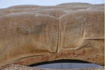 イギリスアンティーク　1930年から1940年頃　ふっくらとしたボタン留めとフリンジが素敵なロングスツール　(R-090621)