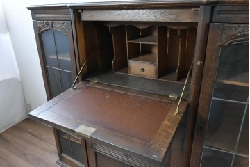 イギリスアンティーク　1920年から1930年頃　L. Marcus Ltd.(L.マーカス社)　彫刻とガラス扉がクラシカルなサイドバイサイドビューローブックケース　(R-090622)