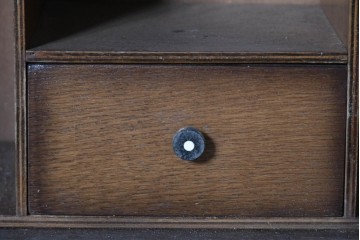 イギリスアンティーク　1920年から1930年頃　L. Marcus Ltd.(L.マーカス社)　彫刻とガラス扉がクラシカルなサイドバイサイドビューローブックケース　(R-090622)